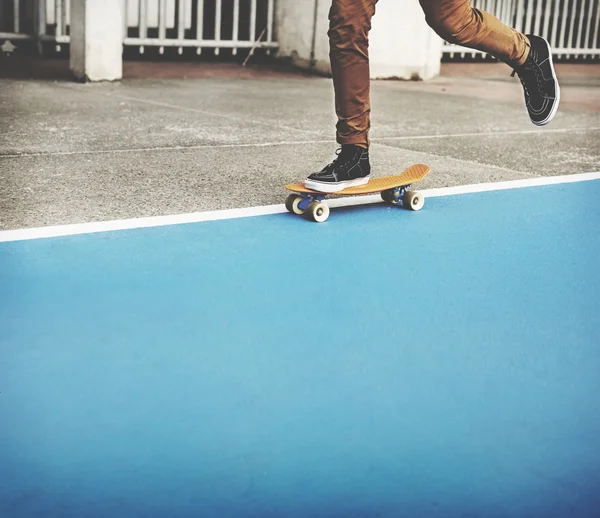 Homme ride sur Skateboard — Photo