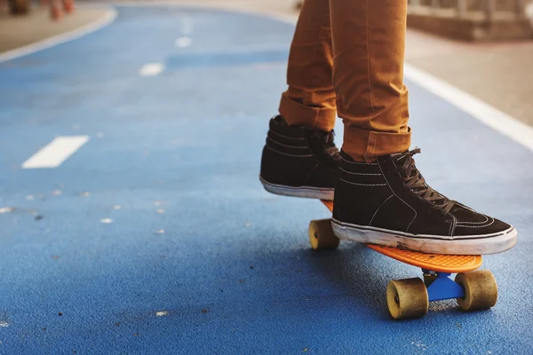 Homme ride sur Skateboard — Photo