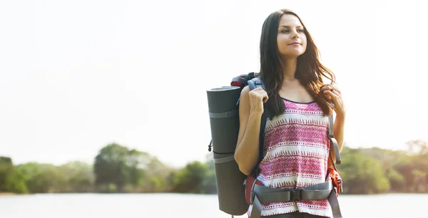 Ragazza che viaggia con lo zaino — Foto Stock