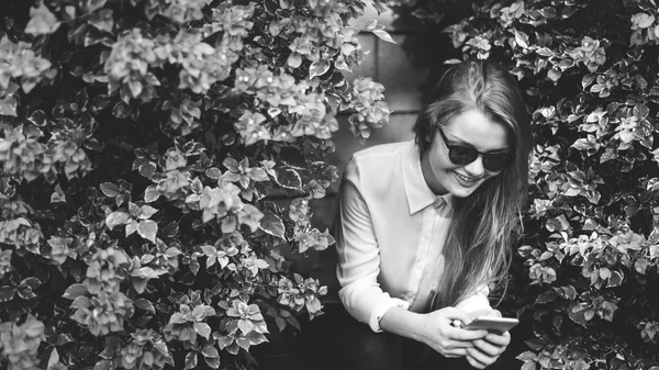 Woman Using Smart Phone — Stock Photo, Image