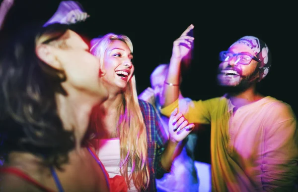 Vrienden dansen op nacht feest — Stockfoto