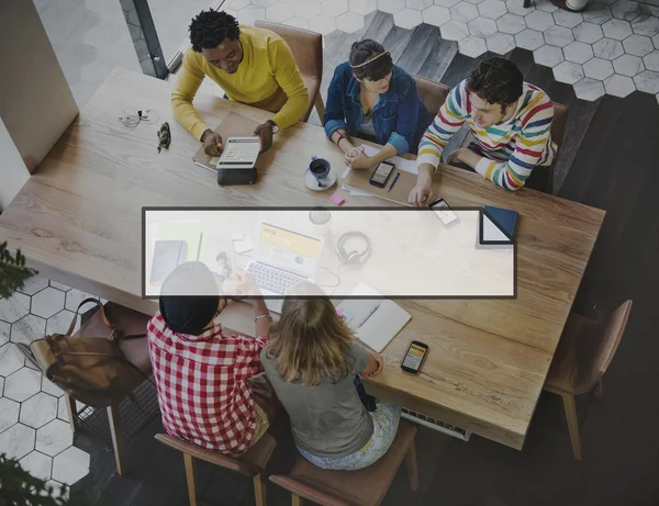 Gruppo di persone diverse che lavorano insieme — Foto Stock