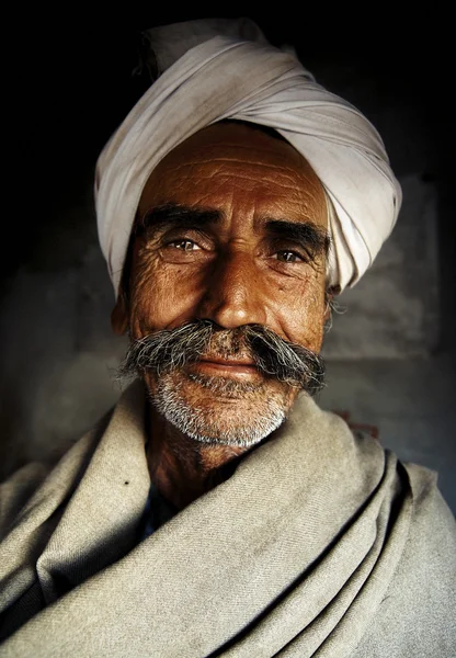 Indiase Man kijken naar de Camera — Stockfoto