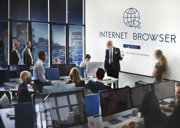 Berufstätige Geschäftsleute und Internet-Browser — Stockfoto
