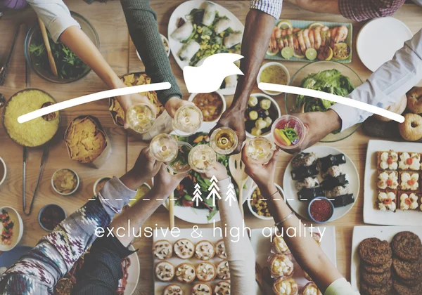 Menschen sitzen mit Essen am Tisch — Stockfoto