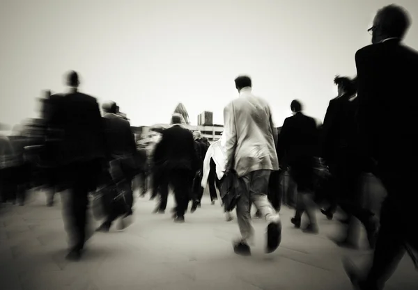 Zakenmensen wandelen in de stad — Stockfoto