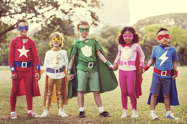 Kinderen in superheld kostuums — Stockfoto