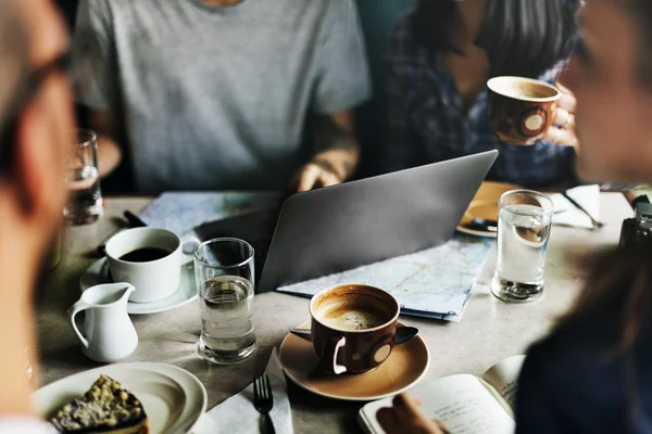 Vänner som dricker kaffe — Stockfoto