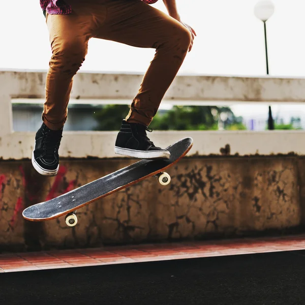 Cavalcata uomo su Skateboard — Foto Stock