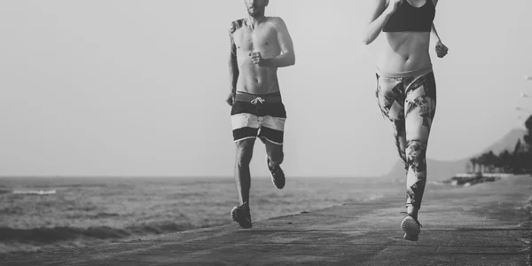 Pessoas fazendo exercícios esportivos na praia — Fotografia de Stock