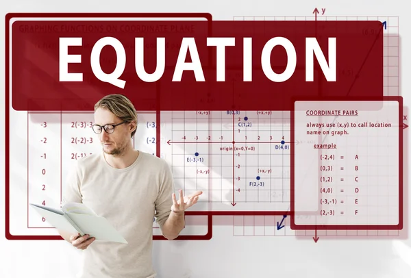 Empresário que trabalha com a Equação — Fotografia de Stock