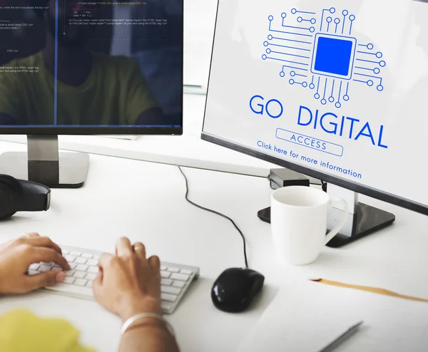 Biznesmen, pracując na komputerze z Go Digital — Zdjęcie stockowe