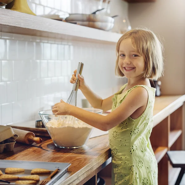 Lilla flickan att göra cookies — Stockfoto