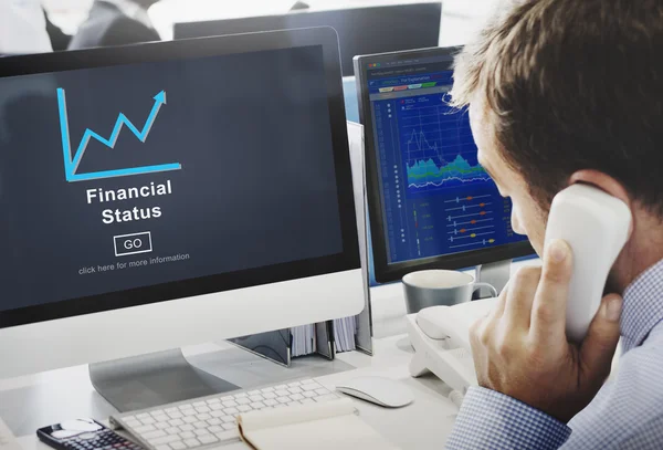 Affärsman som arbetar på dator med finansiella Status — Stockfoto