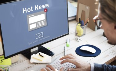 Ofiste bilgisayarla çalışan iş adamı