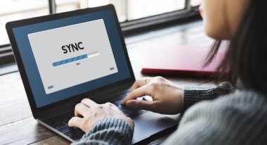 Kafede dizüstü bilgisayarlı genç bir kadın.