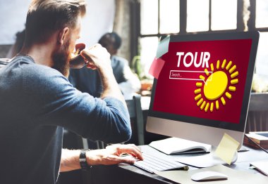 Bilgisayar Office ile çalışan adam