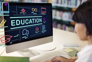 Bilgisayarla okuyan çocuk