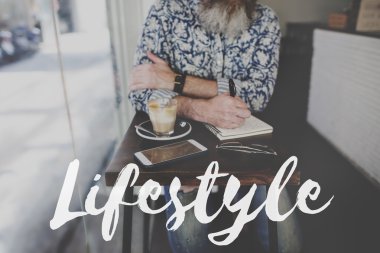 Sakallı notlar yazıyor