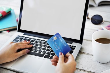 Laptop ile çalışma tatil kadında