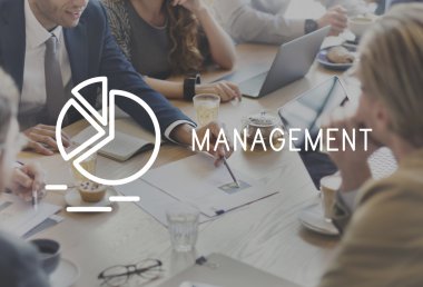 İnsanlar yönetimi hakkında tartışıyor