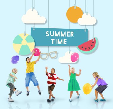 Çocuklar balonlarla oynuyor