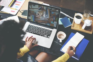 laptop ile çalışan kişi