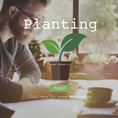 Belgelerle çalışan adam