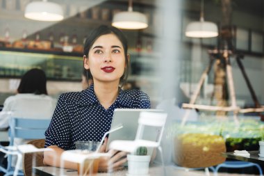 Dizüstü bilgisayar kullanan kadın