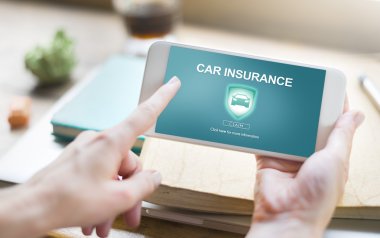 Akıllı telefon elinde tutan kişi