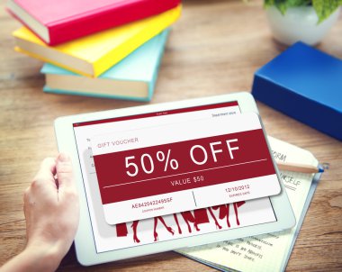 Tablet kullanan adam