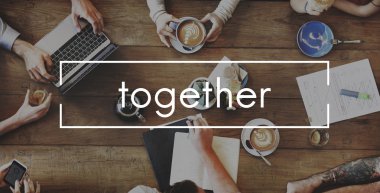 insanlar masada oturup kahve ile