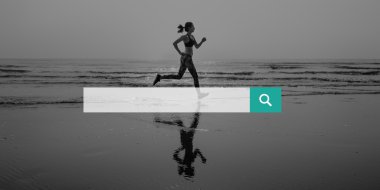 plajda spor egzersizleri yapıyor kadın