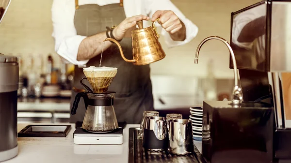 Barista fazendo café — Fotografia de Stock