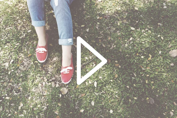 Zenske nohy na trávě — Stock fotografie