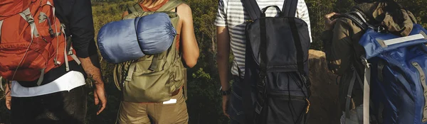 Mejores amigos trekking juntos — Foto de Stock