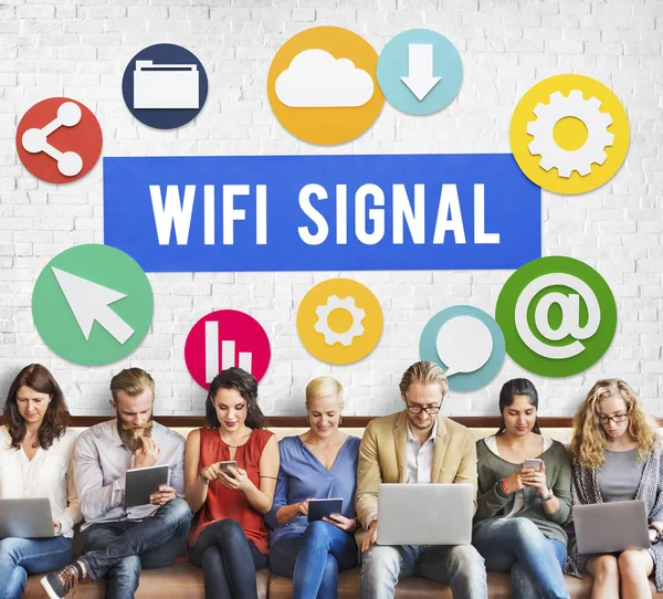 Menschen sitzen mit Geräten und Wifi-Signal — Stockfoto