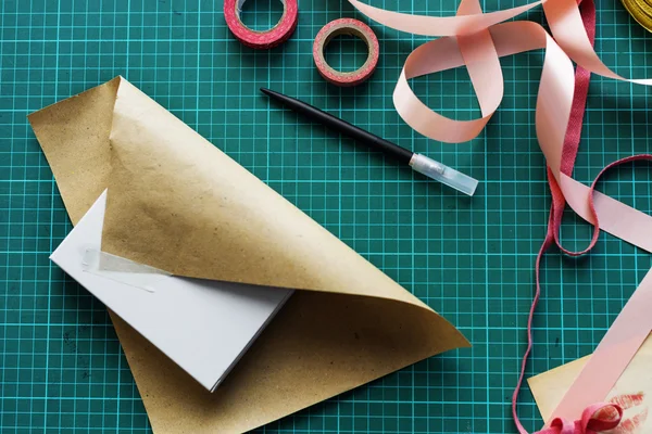 Confezione regalo e taglierina per fatto a mano — Foto Stock