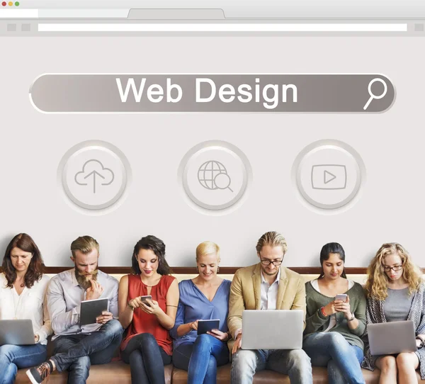 사람들이 앉아 장치 및 웹 디자인 — 스톡 사진