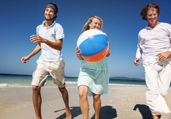 Gli amici trascorrono del tempo a Beach — Foto Stock