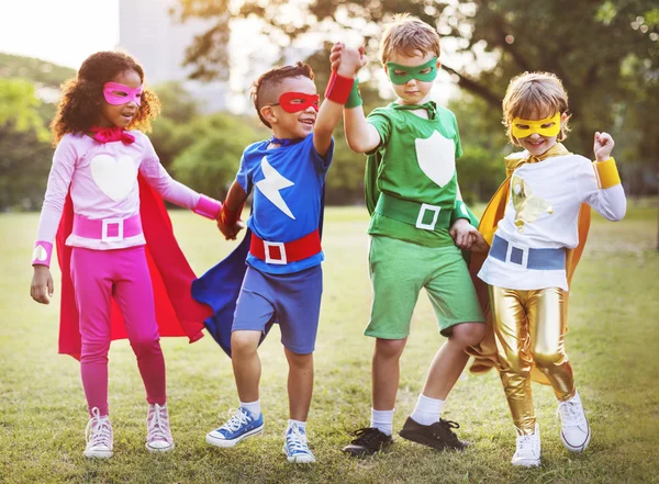 Super-heróis crianças jogar juntos — Fotografia de Stock