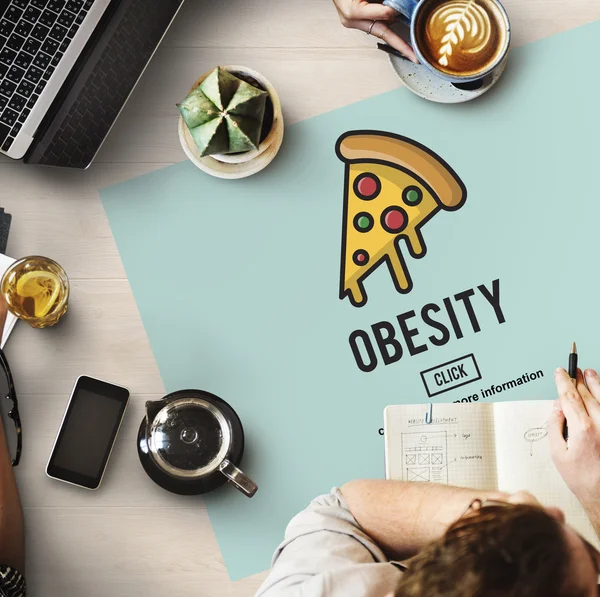 Tabel met poster met obesitas concept — Stockfoto