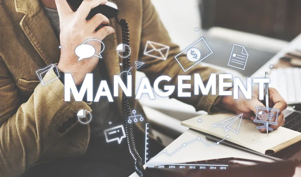 Affärsman som pratar på telefon och Management — Stockfoto
