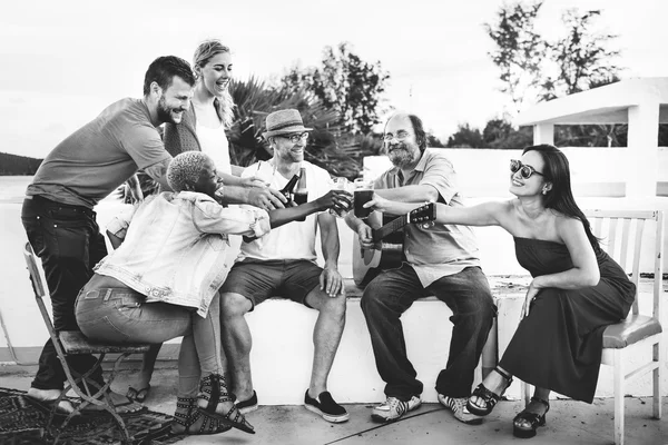 Pessoas na festa do telhado sair — Fotografia de Stock