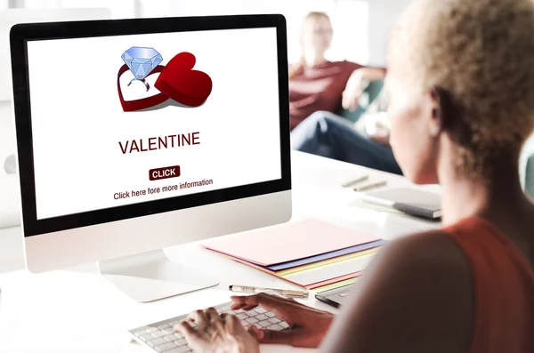 Donna d'affari che lavora al computer con San Valentino — Foto Stock