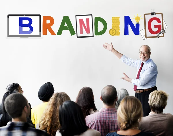 Persone in seminario con branding — Foto Stock