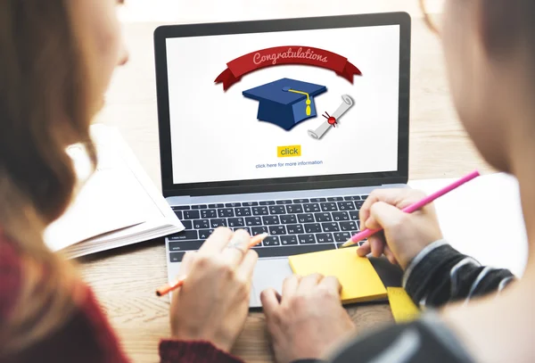 Mädchen lernen mit Laptop — Stockfoto