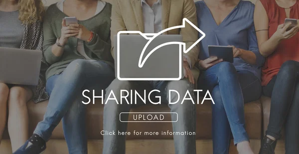 Folk sitter med enheter och dela Data — Stockfoto