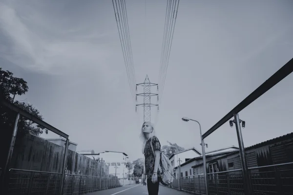 Jeune fille Skater Marcher dans la rue — Photo