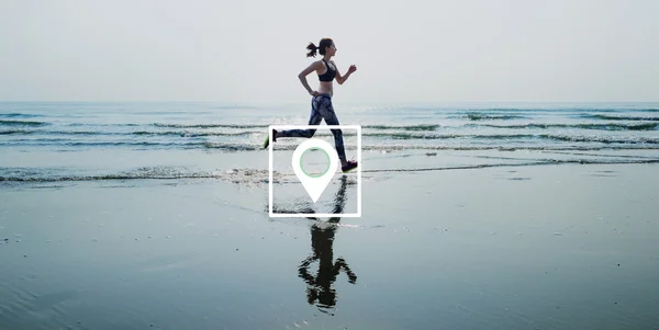 Mujer haciendo ejercicios deportivos en la playa — Foto de Stock